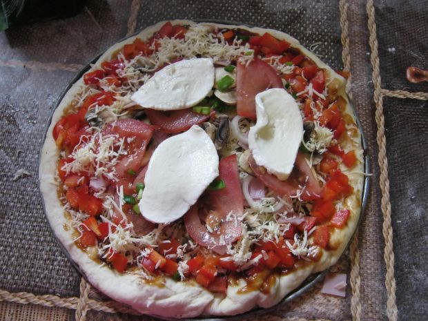 Pizza z mozzarellą i pomidorami