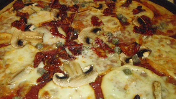 Pizza z mozzarellą wędzoną, salami i kaparami