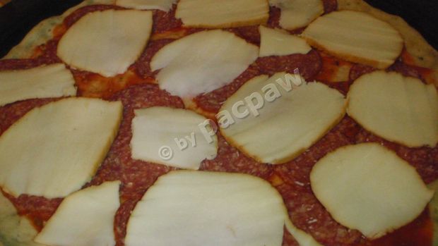 Pizza z mozzarellą wędzoną, salami i kaparami
