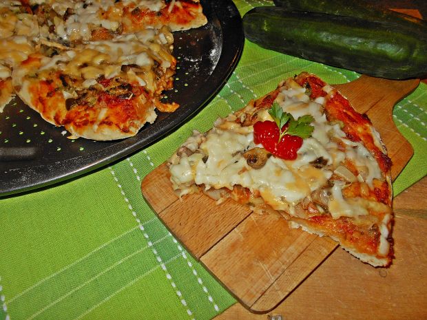 Pizza z ogórkiem, pieczarkami i kozim serem