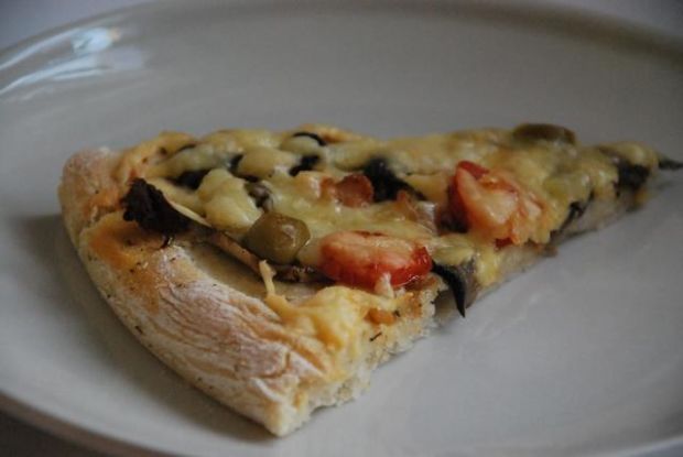 Pizza z oliwkami i pomidorkami 