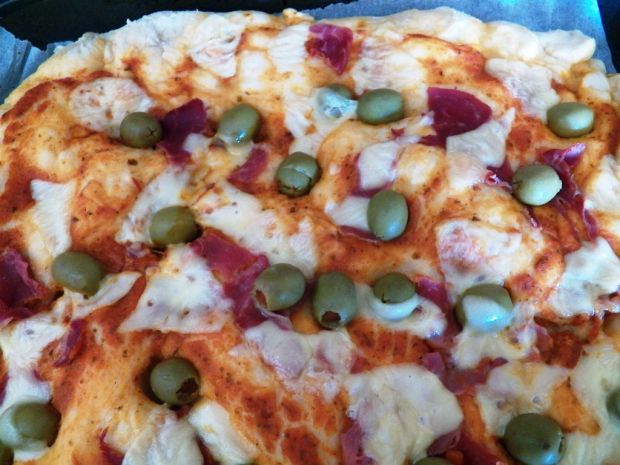 Pizza z oliwkami szynką i serem 