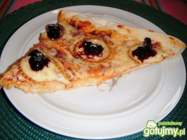 Pizza z oscypkiem i konfiturą jagodową