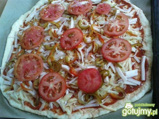 Pizza z papryką, szynką i pomidorem