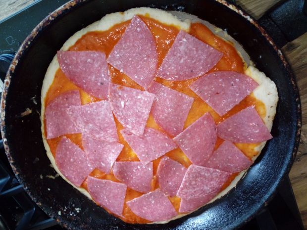 Pizza z patelni z salami