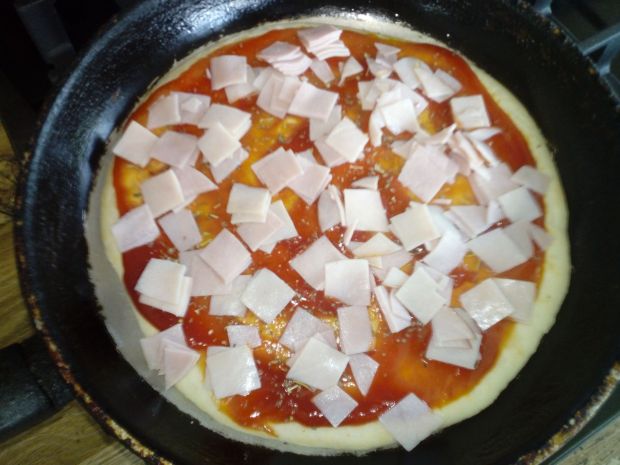 Pizza z patelni z szynką i serem