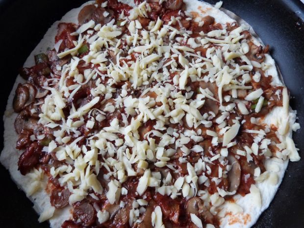 Pizza z patelni z włoską przyprawą