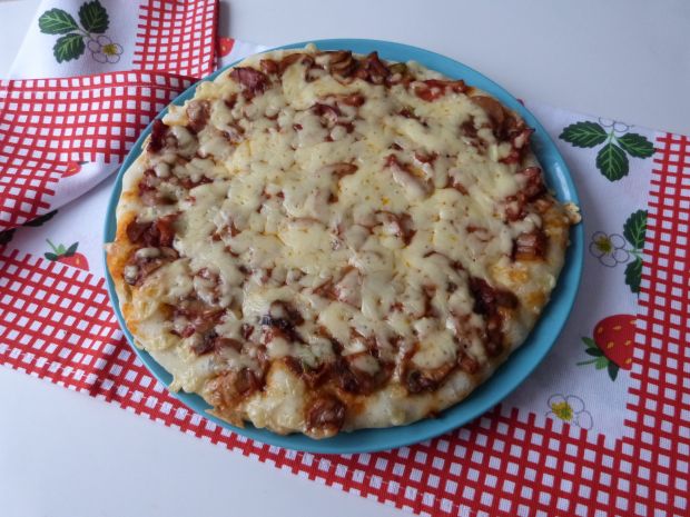 Pizza z patelni z włoską przyprawą