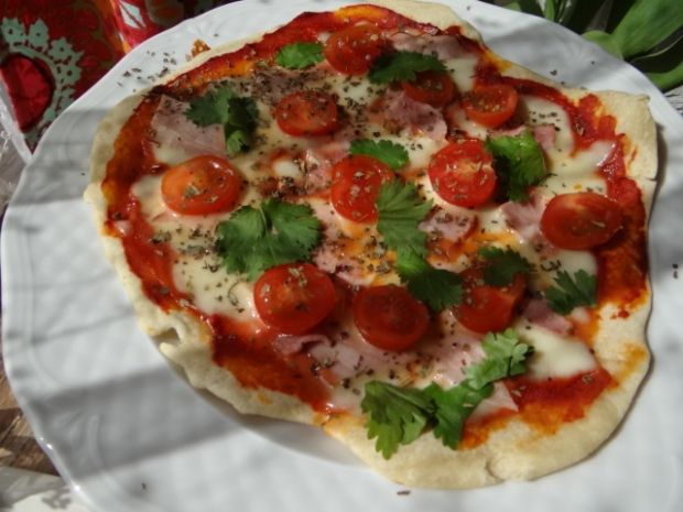 Pizza z patelni ze świeżą kolendrą