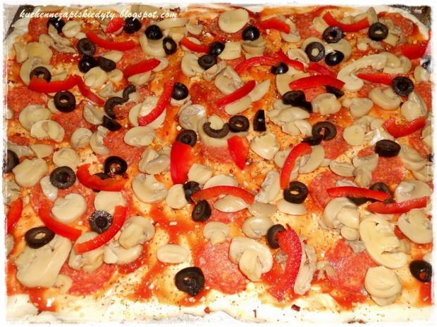 Pizza z pepperoni i pieczarkami