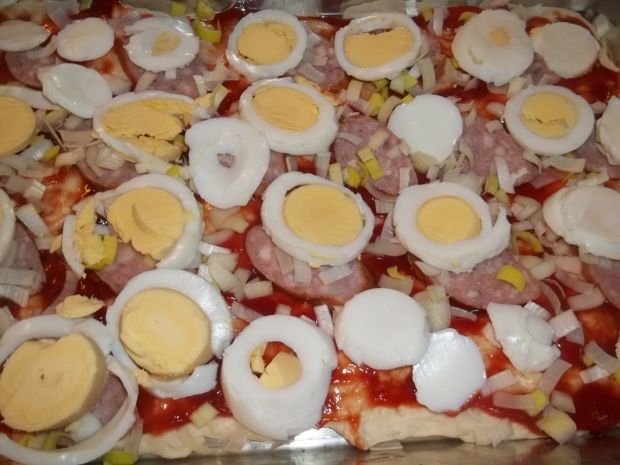 Pizza z pieczarkami i jajkiem
