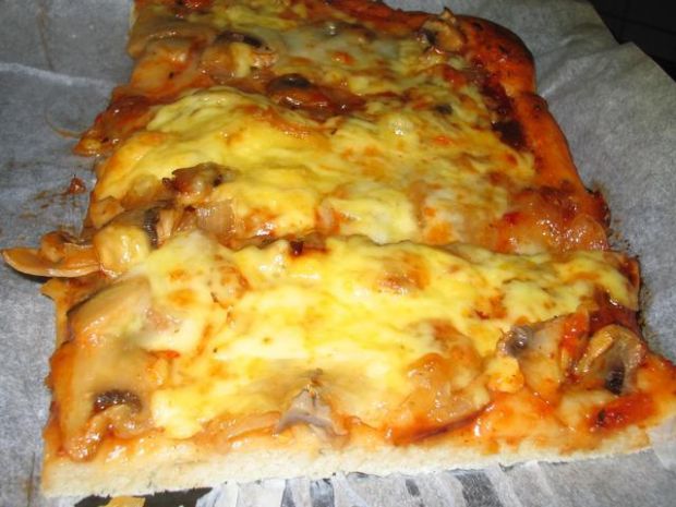 Pizza z pieczarkami i serem