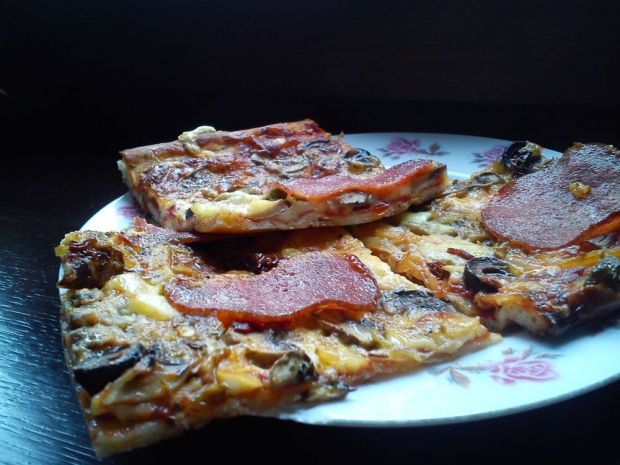 Pizza z pieczarkami i suszonymi pomidorami