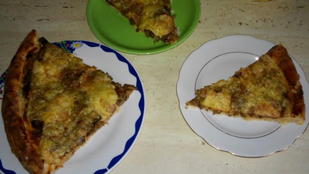 Pizza z pieczarkami i szynką