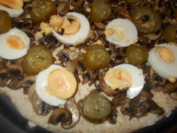 Pizza z pieczarkami  jajkiem i ogórkiem