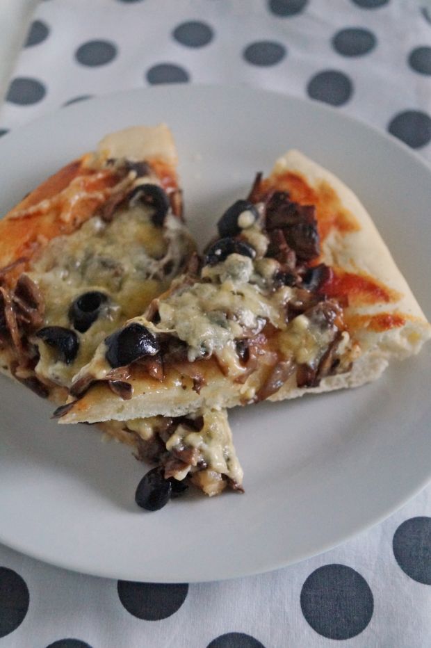 Pizza z pieczarkami, oliwkami i gorgonzolą