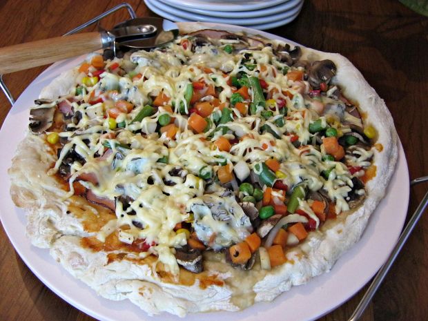 Pizza z pleśniowym serem i warzywami