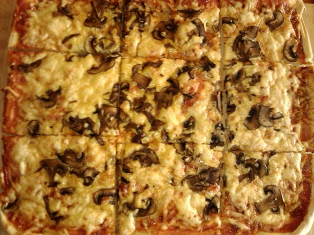 Pizza z podwójnym serem i pieczarkami pieczonymi 