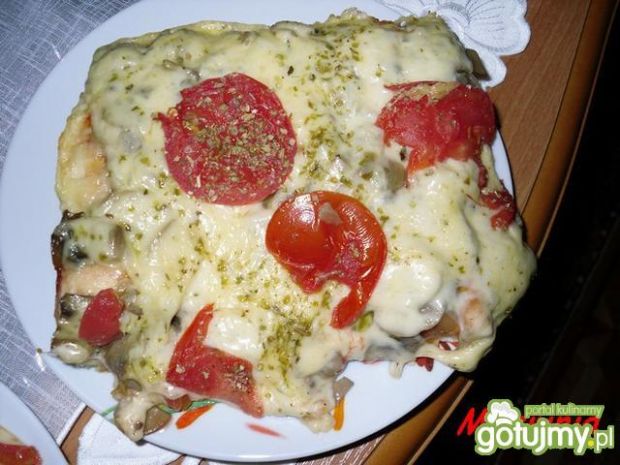 Pizza z pomidorami 