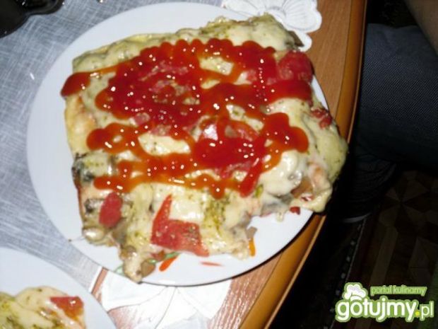 Pizza z pomidorami 