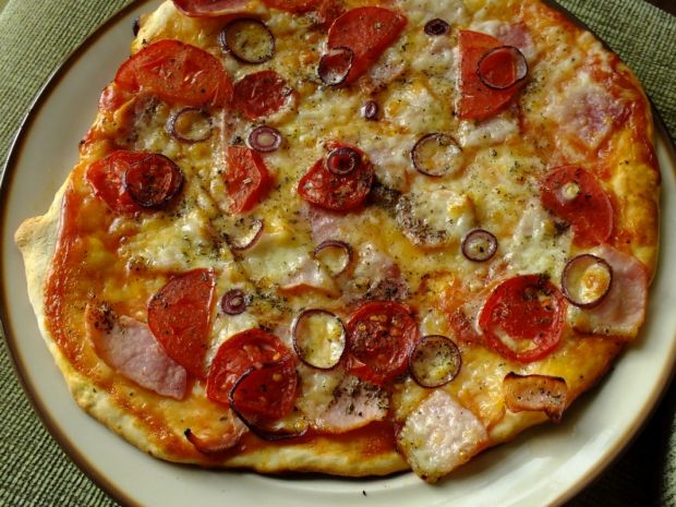 Pizza z pomidorami i i mozarellą