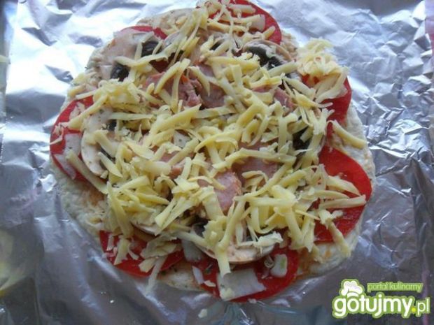 Pizza z pomidorami i kiełbasą