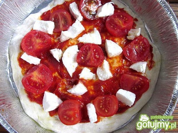 Pizza  z pomidorami i rukolą