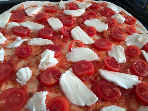 Pizza z pomidorami, mozzarellą i rukolą
