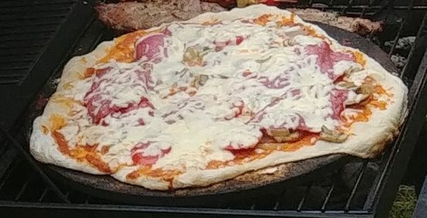 Pizza z pomidorami, pieczarkami i salami