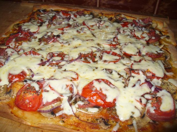 Pizza z pomidorem i peczarką