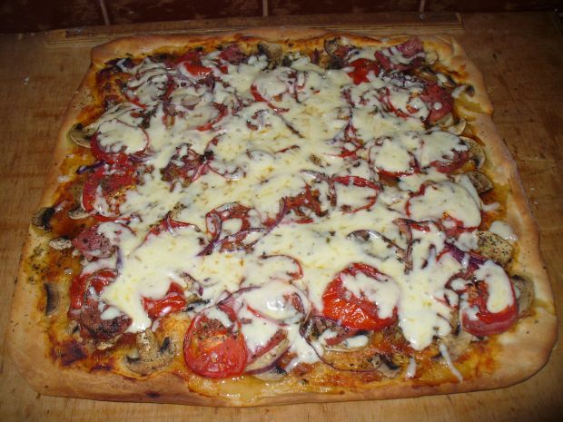 Pizza z pomidorem i peczarką
