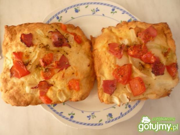 Pizza  z pomidorem, serem i szynką