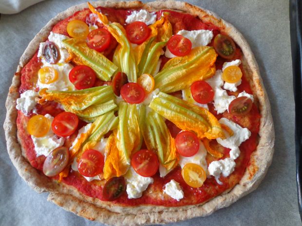 Pizza z pomidorkami, kwiatami cukinii i ricottą 