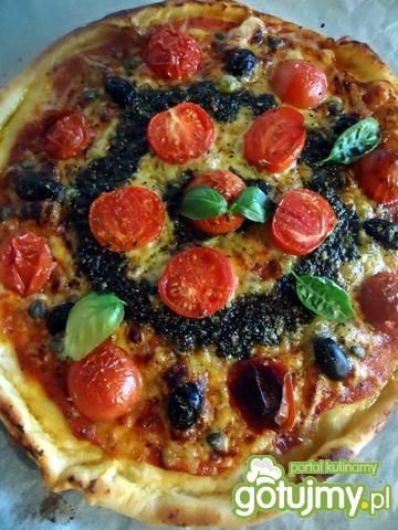 Pizza z pomidorkami, oliwkami i pesto