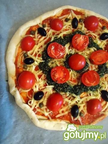 Pizza z pomidorkami, oliwkami i pesto