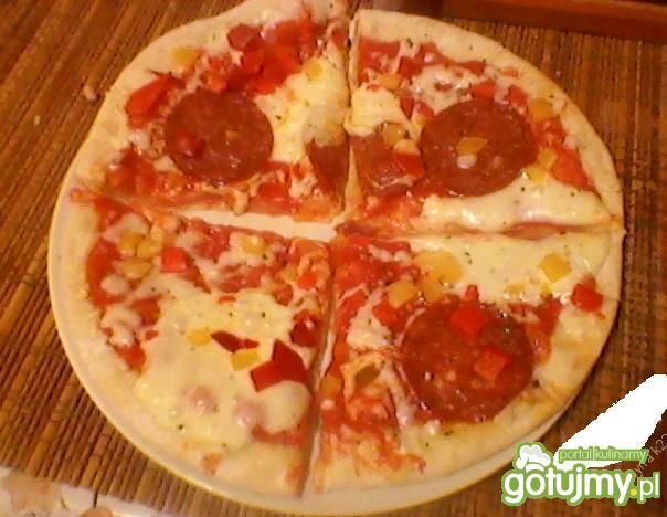 Pizza z pomidorowym sosem
