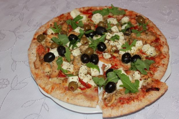 Pizza z rukolą i oliwkami 