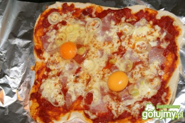 Pizza z sadzonym jajkiem i szczypiorkiem