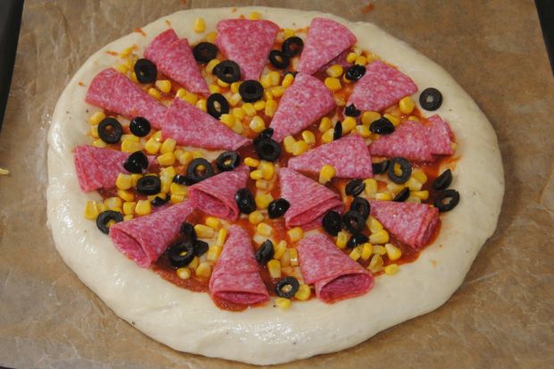 Pizza z salami i rukolą