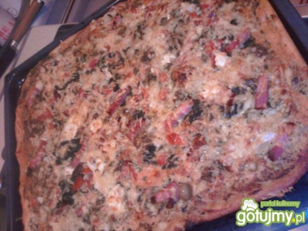 Pizza z sałatką grecką i szpinakiem