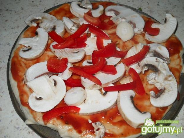 Pizza z sosem Salsa z pieczarkami