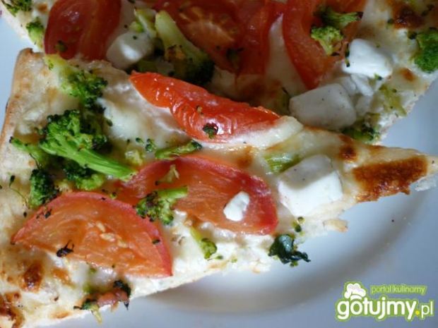 Pizza z sosem śmietankowym i brokułami