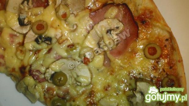 Pizza z szwarcwaldzką, zielonym pieprzem