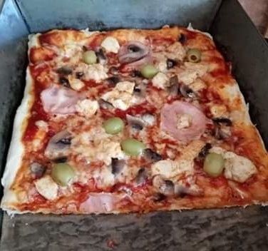 Pizza z szynką kurczakiem i oliwkami