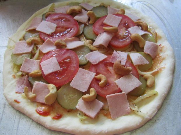 Pizza z szynką, ogórkiem i orzechami nerkowca