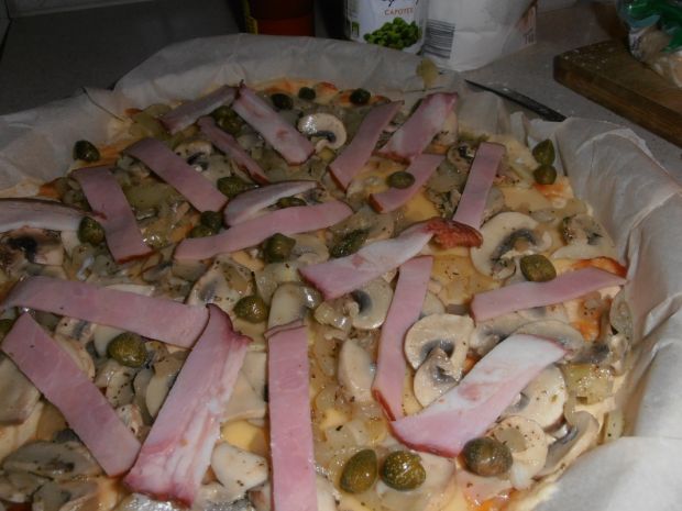 Pizza z szynką pieczarkami i kaparami