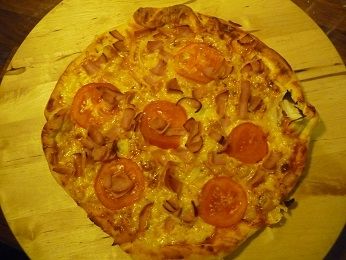 Pizza z szynką, pomidorami i cebulą