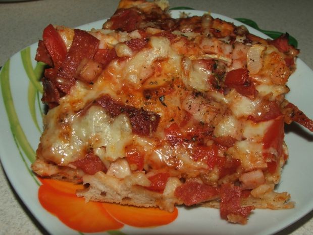 Pizza z szynką, salami i papryką