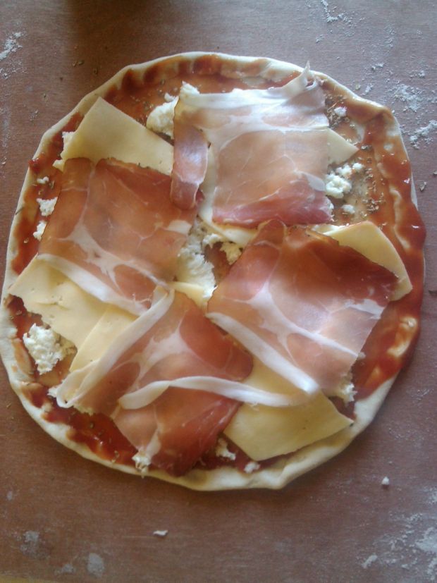 Pizza z szynką szwarcwaldzką na kamieniu
