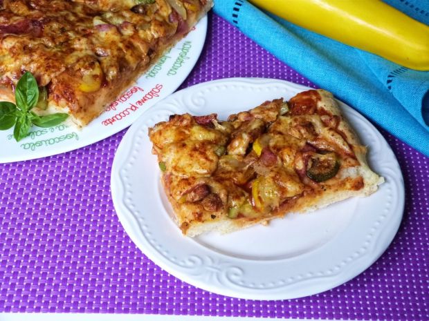 Pizza z warzywami i kurczakiem